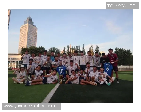 他热爱足球运动的激情与坚持展现了青春活力与团队精神 他热爱足球运动的激情与坚持展现了青春活力与团队精神